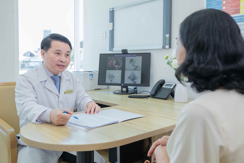 TS.BS&nbsp;Tôn Thất Trí Dũng thăm khám tư vấn cho bệnh nhân.