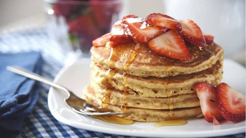 Caitlin Nelson tham gia cuộc thi ăn bánh kếp tại trường và bị nghẹn.