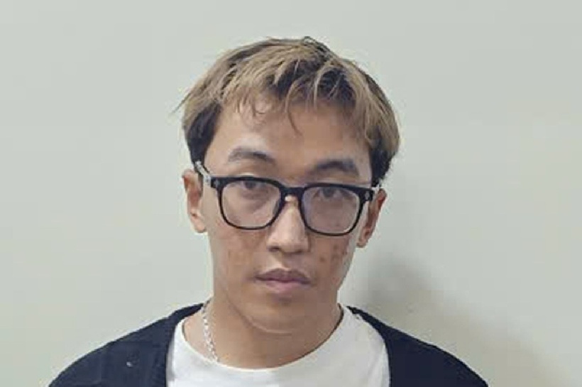 Đối tượng Ngô Trần Đắc Lộc tại cơ quan công an. Ảnh: Báo Dân trí.