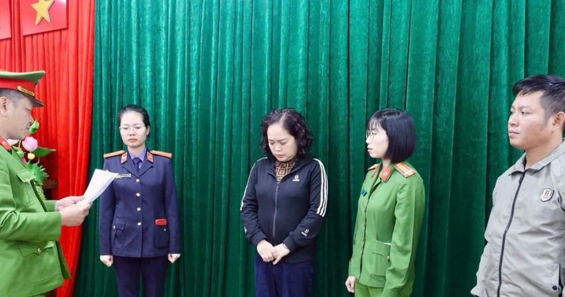 Cơ quan Cảnh sát điều tra đọc lệnh bắt bị can để tạm giam với Nguyễn Thị Hoa (áo đen ở giữa) (Ảnh: Công an Bắc Ninh).