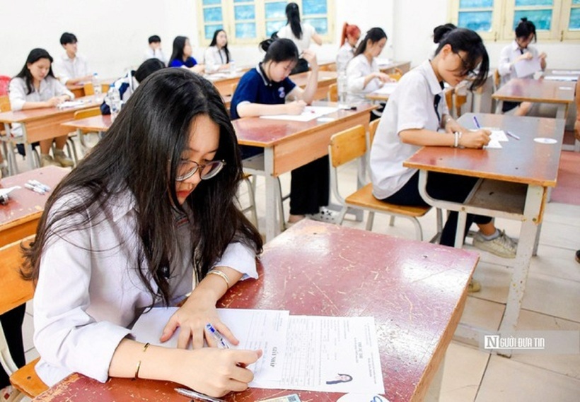 Thi chuyển cấp trở thành nỗi lo thường trực của hàng chục nghìn gia đình mỗi mùa tuyển sinh (Ảnh: Hữu Thắng).