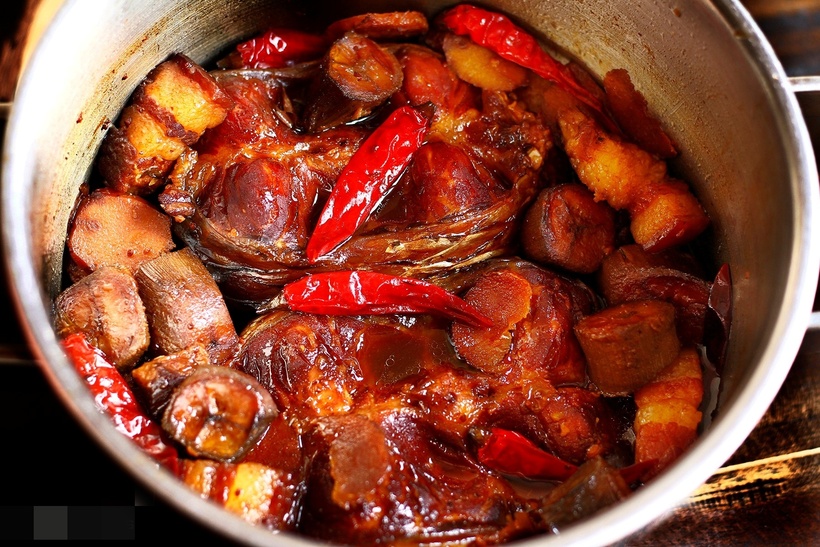 Cá trắm kho chuối xanh không chỉ là một món ăn ngon mà còn là một phần ký ức gắn liền với những bữa cơm gia đình đầm ấm. Ảnh minh họa.