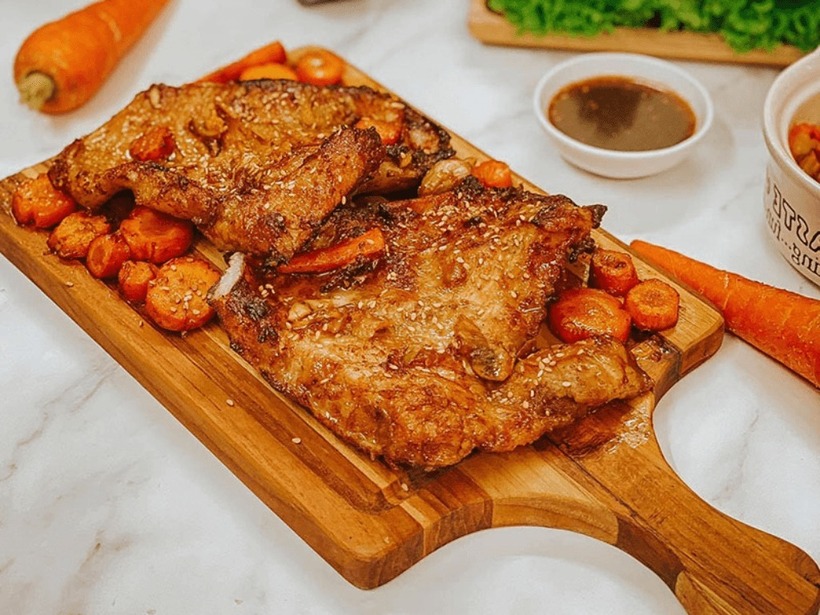 Má heo chiên giòn thành công sẽ có lớp da nổ giòn vô cùng đẹp mắt, thịt heo mềm, vẫn giữ được độ mọng nước.