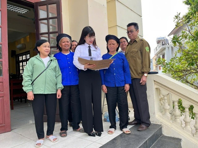 Cán bộ Trung tâm TGPL nhà nước tỉnh Lạng Sơn hướng dẫn bà con các quy định liên quan đến nhu cầu TGPL.