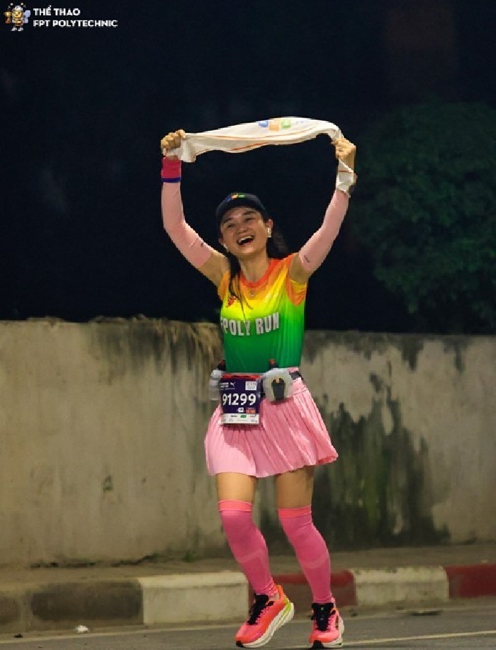 Giảng viên Nguyễn Thị Trang cán đích 42 Km.