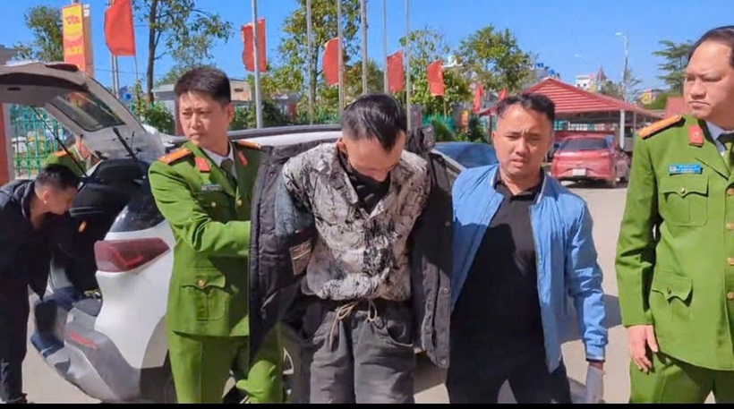 Công an xã Tiền Hải di lý đối tượng Nguyễn Long Thành về trụ sở Công an xã. Ảnh: Công an Hưng Yên