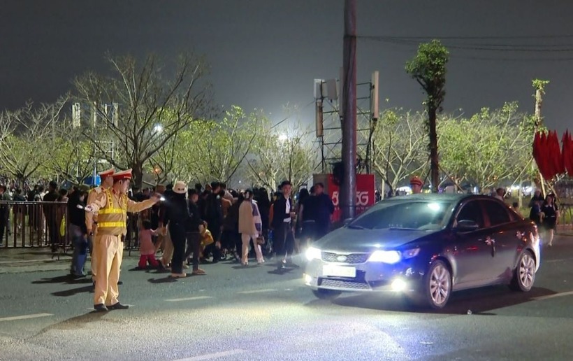 Công an Ninh Bình hướng giao thông để các phương tiện không đi ngược chiều. (Ảnh: Công an Ninh Bình)