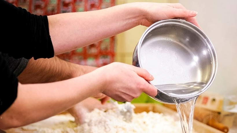 Những món nước như: món canh, món súp, món lẩu,... hoặc món kho, nếu bạn "lỡ tay" nêm nếm gia vị bị mặn thì có thể đổ một lượng nước lọc vừa đủ vào để trung hòa bớt vị mặn. Ảnh minh họa.