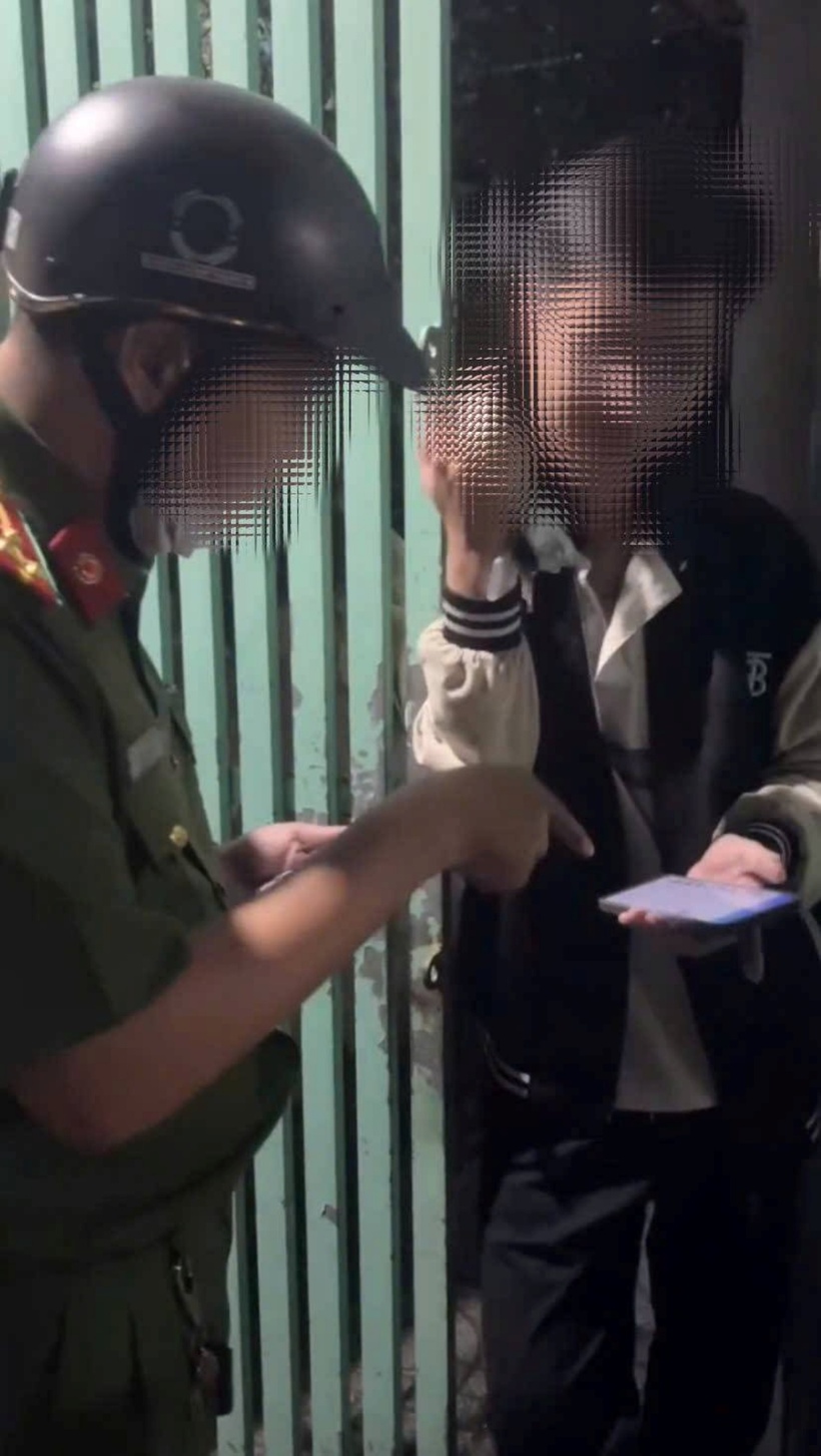 Cán bộ công an phường Thạnh Mỹ Tây tới tận phòng trọ của em T. để thăm hỏi, động viên, hướng dẫn thêm sau khi vừa giải cứu em T. trở về nhà an toàn. Ảnh: Lao động