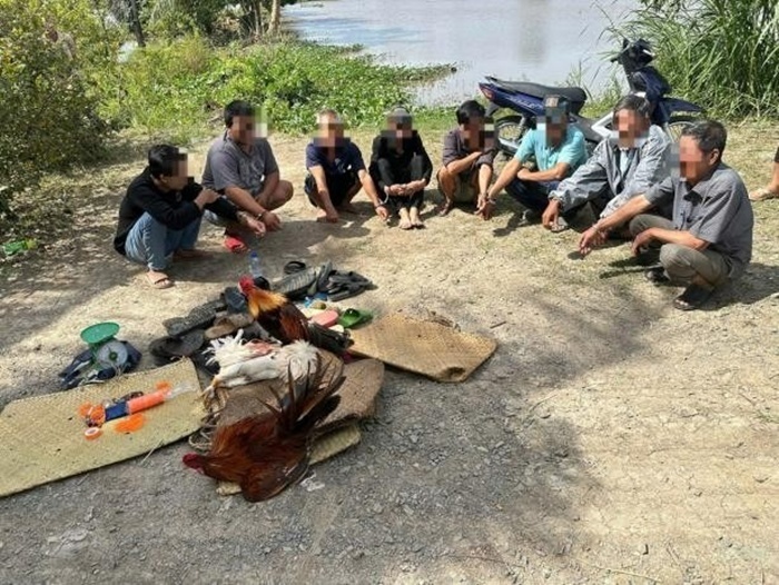 Các đối tượng cùng tang vật thu giữ tại hiện trường. Ảnh: Công an tỉnh An Giang.