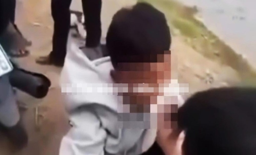 Hình ảnh nam sinh bị bạn hành hung. Ảnh: Lao động