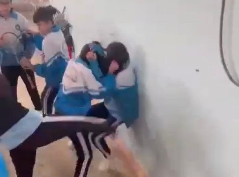 Nữ sinh bị các bạn đánh hội đồng ngay trong khuôn viên nhà trường. Ảnh: Báo Gia Lai