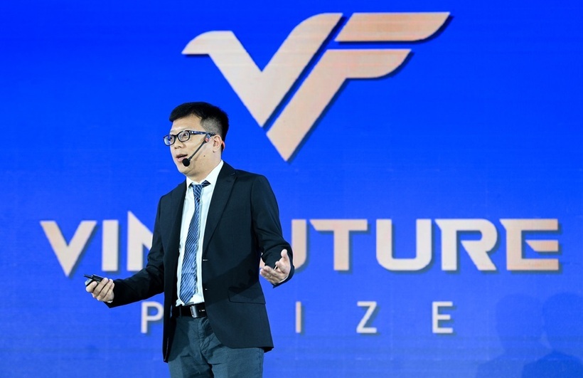 PGS. Lưu Anh Tuấn - Giám đốc điều hành Trung tâm Nghiên cứu Trí tuệ nhân tạo tại Trường Đại học VinUni chia sẻ tại tọa đàm.