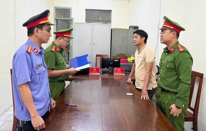 Cơ quan cảnh sát điều tra đọc lệnh bắt bị can để tạm giam đối với Văn Đức Quý. Ảnh: Tuổi Trẻ