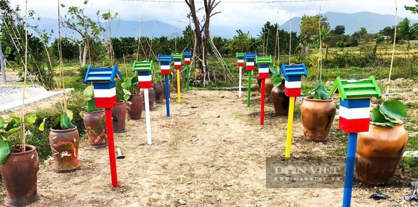 Các kệ để thùng nuôi ong được gắn ống nhỏ chuyên dụng để ong ra vào làm tổ thuận tiện. Ảnh: Dân Việt