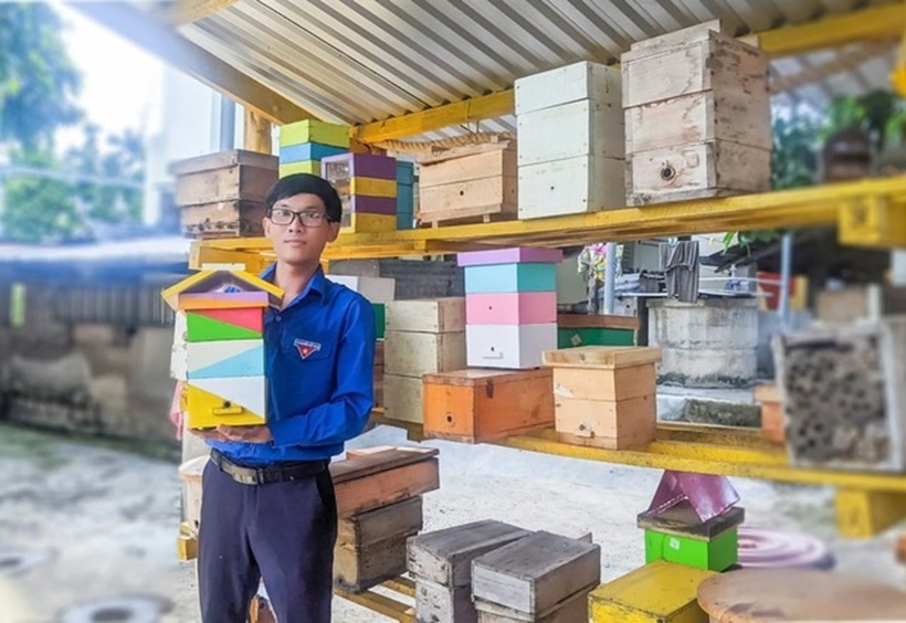 Anh Trực tại trang trại nuôi ong của mình. Ảnh: Thanh niên