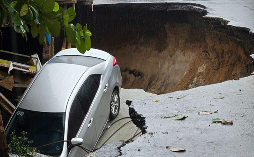 Sạt lở tạo hố tử thần, kéo dài đến nửa đường Nguyễn Công Trứ. (Ảnh: Người lao động)