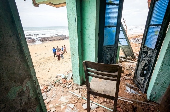 Nhà dân tại gành biển thôn Phú Thứ, xã Phù Mỹ Bắc, tỉnh Gia Lai (Bình Định cũ) bị sạt lở, ngã đổ do thủy triều trong bão số 13. (Ảnh: Tuổi trẻ)