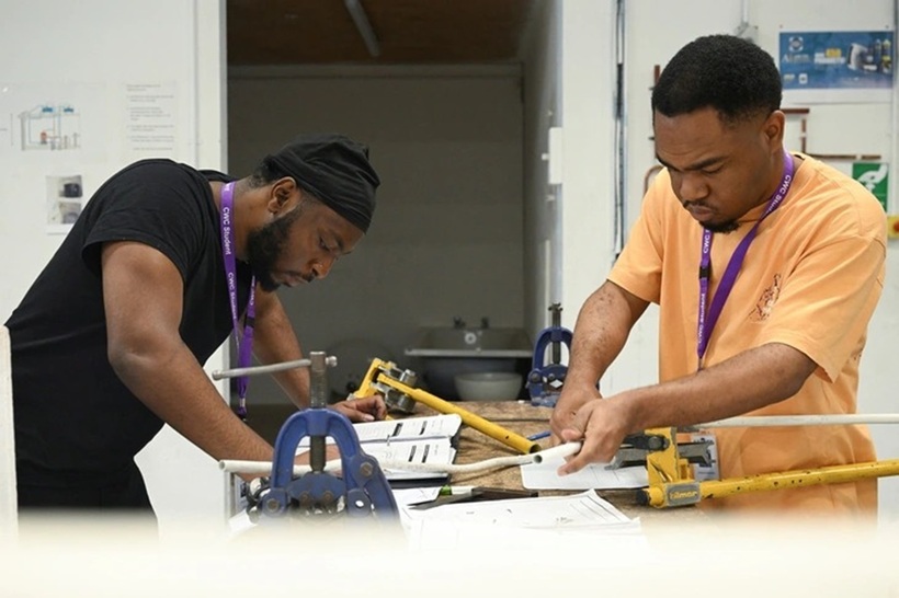 Số lượng sinh viên đăng ký vào các khóa học kỹ thuật, xây dựng và môi trường tại một trường học ở Anh đã tăng trưởng ấn tượng. Ảnh: Reuters