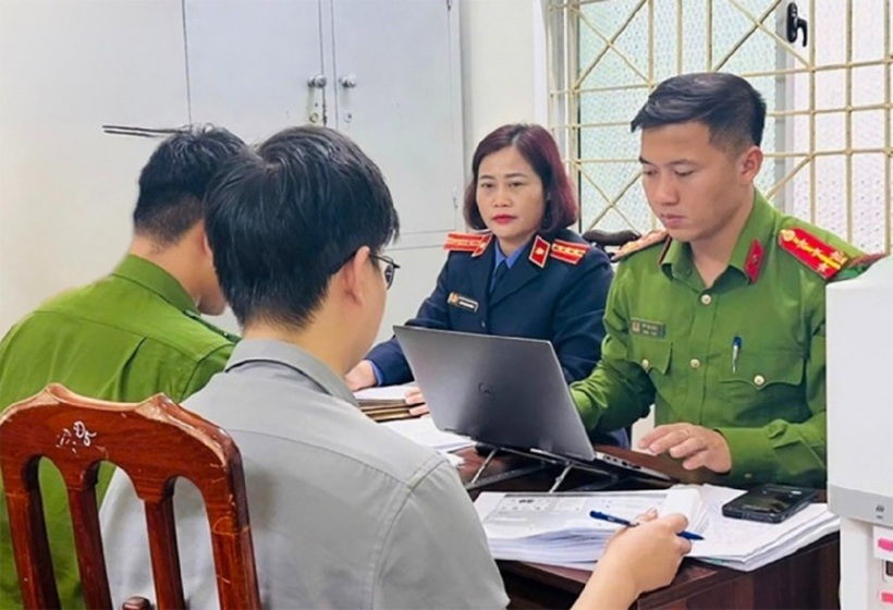 Dương Văn Đại (mặc áo xám), làm việc với cơ quan điều tra. Ảnh:&nbsp;VKSND tỉnh Nghệ An