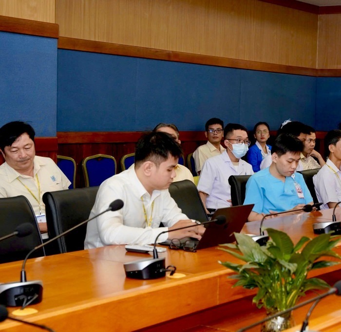 Dương Hữu Quang trong buổi trình bày khóa luận. Ảnh: Giáo dục Việt Nam