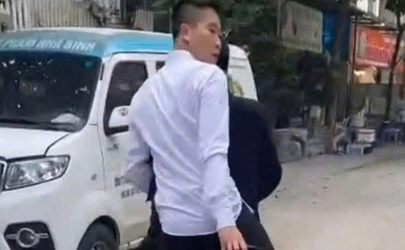 Kẻ hành hung người đàn ông trên đường ở An Khánh ra trình diện công an. (Ảnh: Lao động)