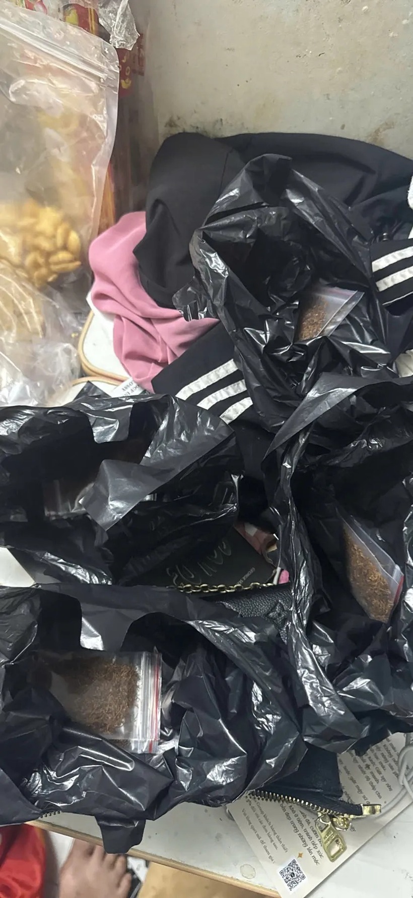 Cảnh sát thu giữ tang vật vụ án. Ảnh: Pháp luật TP.HCM