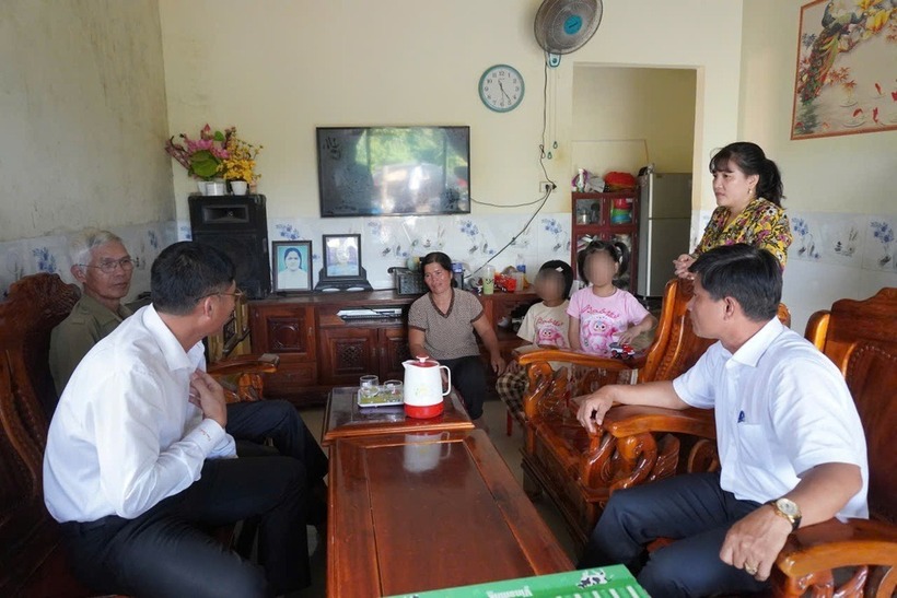 Cả 2 cháu nhỏ đã được bố trí vào học lớp 1 tại Trường Tiểu học Nguyễn Tất Thành, xã Ea Ning. Ảnh: Dân trí