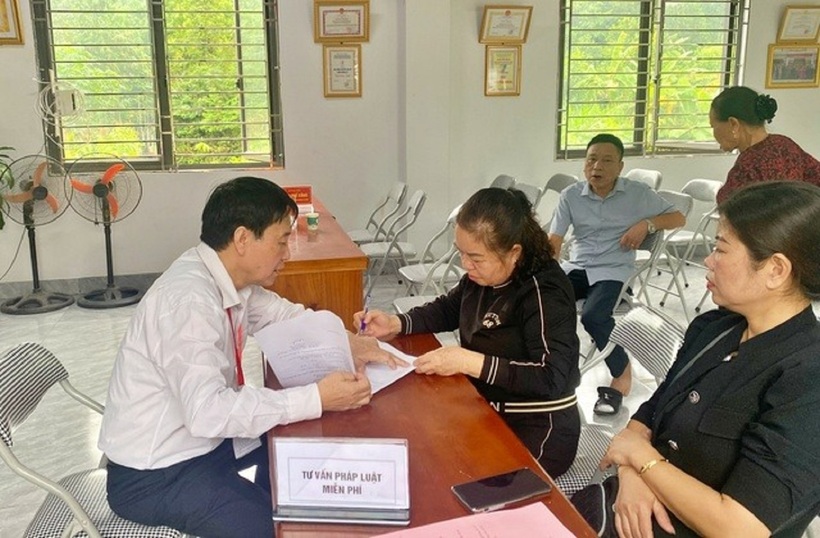 Hình ảnh cán bộ Trung tâm tư vấn pháp luật cho người nghèo và Phát triển cộng đồng (Hội Luật gia Việt Nam - thành viên của Mặt trận Tổ quốc Việt Nam) tư vấn pháp luật miễn phí cho người dân tại tỉnh Lào Cai.