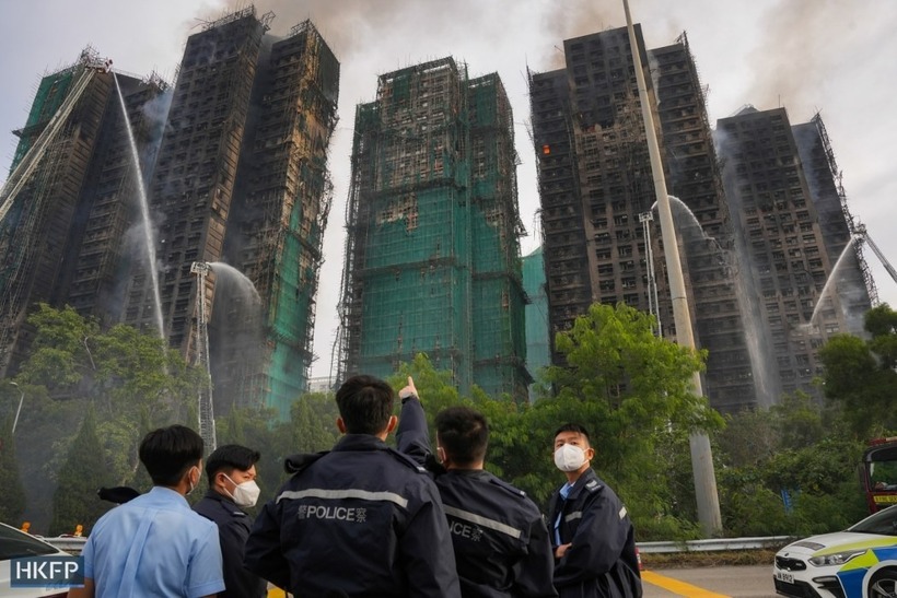 Vụ hỏa hoạn đã kéo dài hơn 20 giờ. (Ảnh: HKFP)