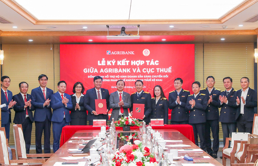 Đại diện lãnh đạo Agribank và Cục Thuế&nbsp;chúc mừng ký kết hợp tác thành công