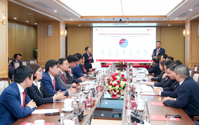 Đại diện Agribank và VNPAY giới thiệu&nbsp;gói giải pháp hỗ trợ hộ kinh doanh chuyển đổi từ thuế khoán sang thuế kê khai