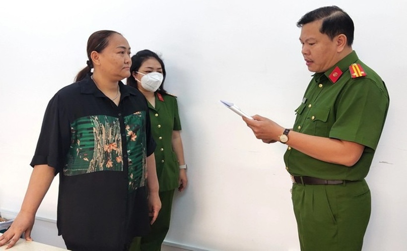 Lê Thị Như Ngọc thời điểm bị bắt (bìa trái). (Ảnh: Người lao động)