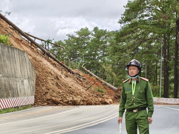 Lực lượng chức năng đã phong tỏa đèo Prenn Đà Lạt để đảm bảo an toàn trong lúc khắc phục. (Ảnh: Tuổi trẻ)