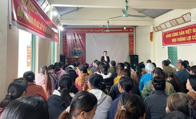 Chị Nguyễn Thị Hương Thủy tuyên truyền pháp luật cho người dân tại thôn Na Nối xã Bản Lầu, tỉnh Lào Cai.