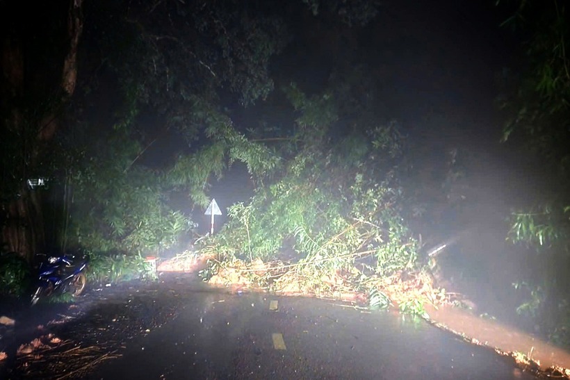 Mưa lớn đã gây ra 5 điểm sạt lở lớn nhỏ trên đèo Gia Bắc. Ảnh: Báo Dân trí.