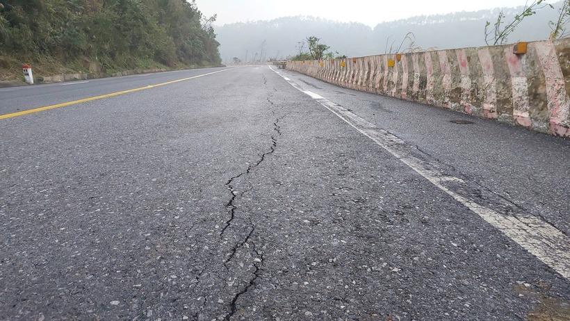 Mặt đường tuyến Quốc lộ 1A qua đèo Ngang (đường lên Hoành Sơn Quan) xuất hiện nhiều vết nứt. Ảnh: Báo Sức khỏe và Đời sống.