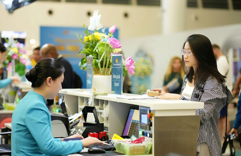 Hành khách trên chuyến bay khai trương đường bay thẳng HAN-CEB làm thủ tục tại quầy check-in