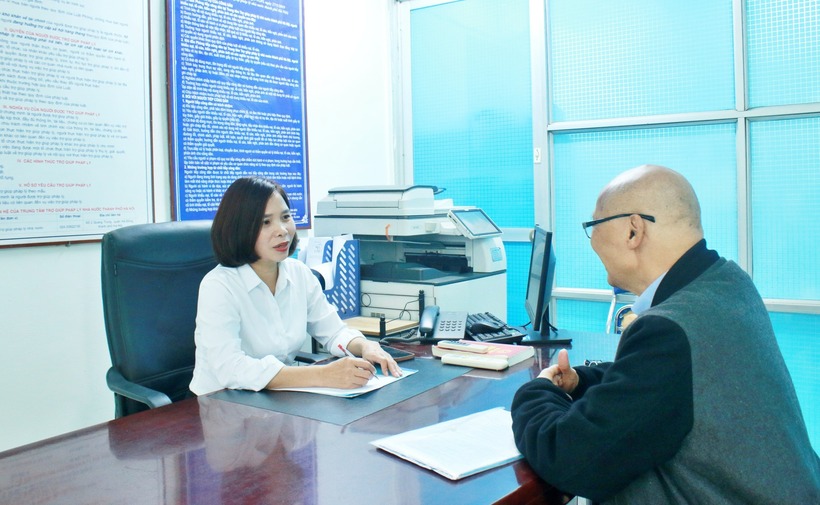 Chị Bùi Thị Hải Lưu tư vấn pháp luật miễn phí cho người dân.