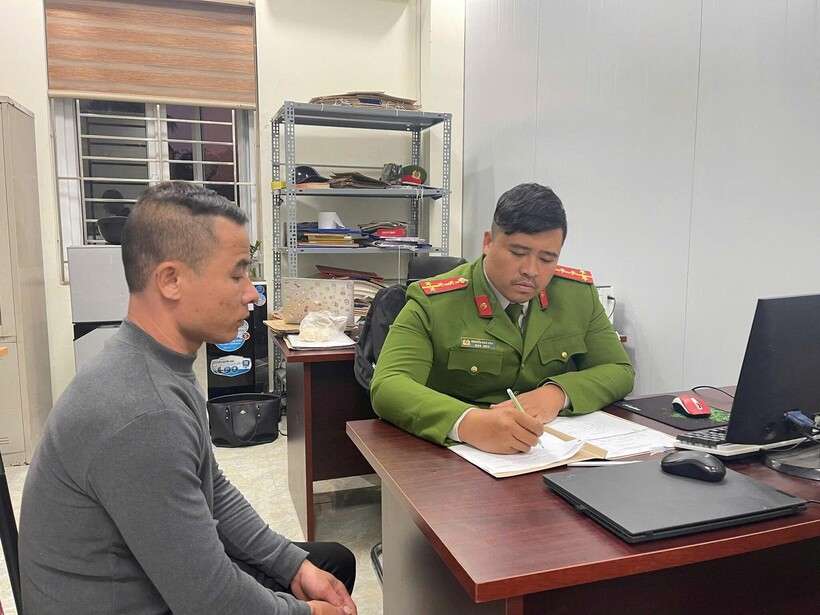 Đối tượng Bùi Quang Tuyên đầu thú tại Công an phường Dương Kinh. Ảnh: Công an TP Hải Phòng.