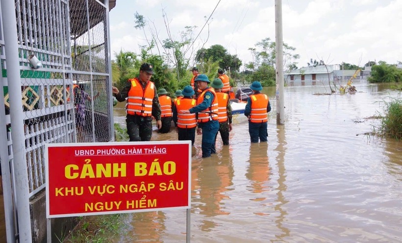 Lực lượng chức năng tổ chức di dời người dân ở khu vực có nguy cơ ngập sâu. Ảnh: VietNamnet