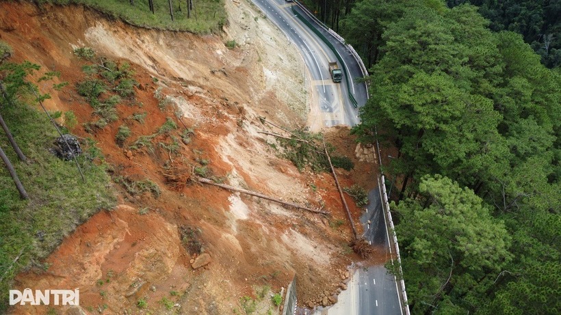 Sạt lở gây chia cắt giao thông trên đèo Prenn. Ảnh: Dân trí