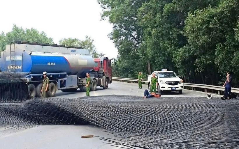 2 người đi xe máy bị thương và hàng chục tấn sắt thép công trình nằm ngổn ngang dưới đường