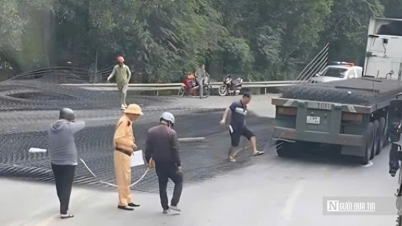 Công an tỉnh Đồng Nai đang xử lý hiện trường vụ nhiều tấm thép trên xe đầu kéo lao xuống đường, làm 2 người bị thương, vừa xảy ra trên địa bàn.