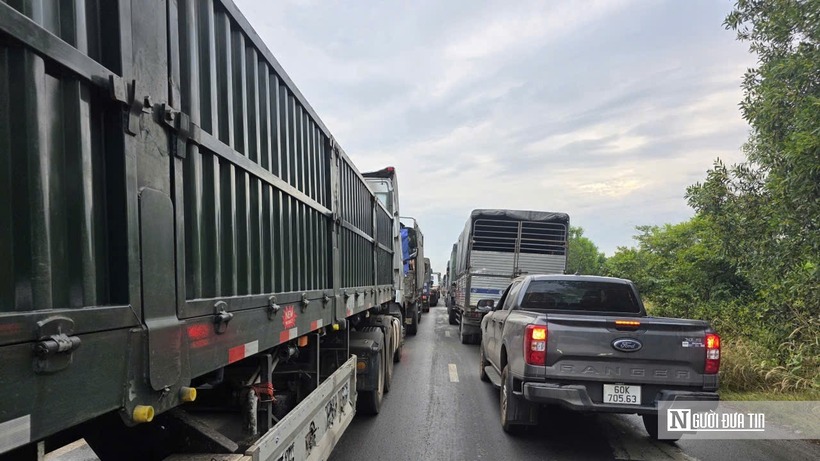 Vụ việc khiến giao thông qua khu vực gặp khó khăn, phương tiện ùn ứ.