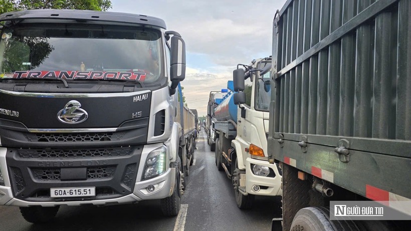 Vụ tai nạn khiến cầu Thủ Biên và 2 tuyến đường kết nối phía TP.HCM và Đồng Nai ùn tắc.