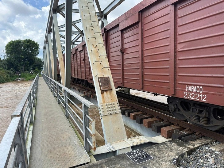 Trưa 4/12, ngành đường sắt điều đoàn tàu hàng nặng 200 tấn dằn cầu giữa hai ga Ma Lâm - Long Thạnh (tỉnh Bình Thuận cũ) để ngăn lũ cuốn hỏng cầu. (Ảnh: VNR)