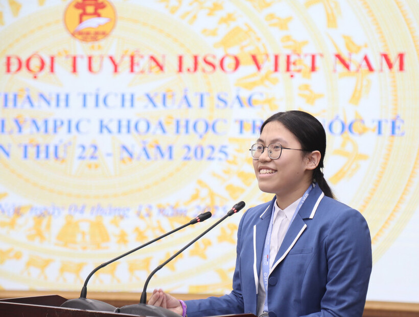 Đỗ Bảo Trang, học sinh Trường THPT chuyên Hà Nội - Amsterdam đại diện 6 thí sinh dự giải phát biểu