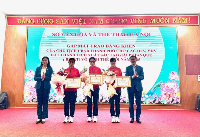 Khen thưởng cho 3 cá nhân đã có thành tích đột xuất đoạt Huy chương vàng tại giải Petanque Vô địch thế giới