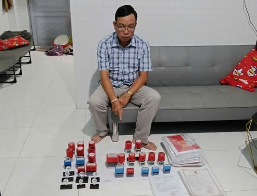 Công an khám xét nơi làm việc của Nguyễn Phúc Bình tại ấp 3, xã Vĩnh Bình, tỉnh Đồng Tháp và tiến hành thu giữ nhiều hồ sơ, tài liệu và con dấu giả. Ảnh: Công an Đồng Tháp